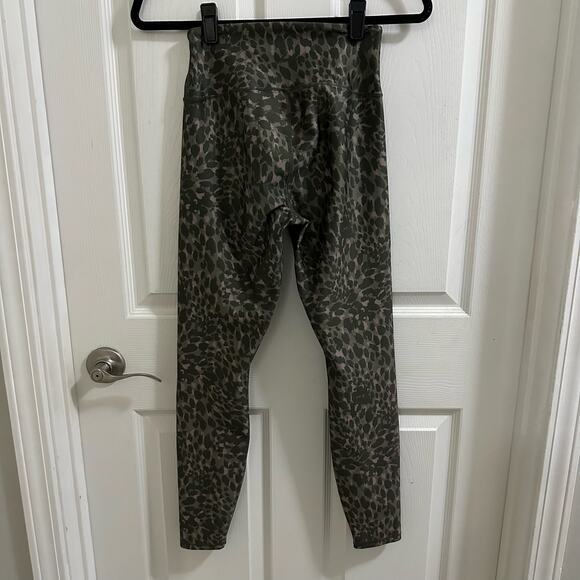 GOOD AMERICAN The Ferocious Legging in Green Mauve Leopard Print Size 1 Small - Picture 6 of 13